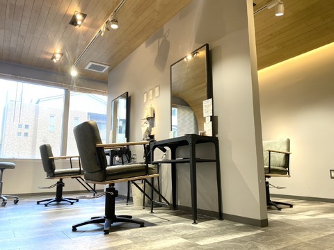 【旦過駅】≪高月給・社会保険完備・完全週休2日制・駅チカ≫単価1万円以上！お客様を大切にするお店です。営業中のレッスンを中心に技術を高め成長していくヘアサロン「est（エスト）」からアシスタント（美容師）の求人☆★