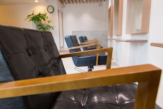 【二上】≪月8日休み★月に1回は土日での公休OK≫一緒にお店を作っていってくださる方をお待ちしています♪居心地の良さが魅力的なカフェサロンHOKU（ホク）からアシスタント（美容師）の求人☆☆