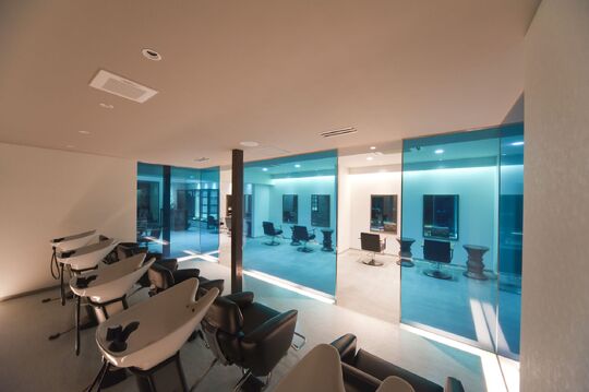 【烏丸】◇◆社会保険完備◆退職金制度あり◆住宅手当あり◆◇新商品や新メニューをドンドン取り入れ、最新のトレンドを発信！まつげエクステや着付けも学べます。幅広い分野で活躍できる美容師になりたいならココ♪Spin hair 高倉店（スピンヘアータカクラテン）からスタイリスト・Jr.スタイリスト（美容師）の求人☆★☆