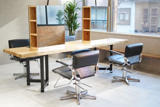 【烏丸】≪指名50〜60％還元／フリー40%還元≫≪自由出勤OK≫≪月給30万円以上も可能≫早回しの委託サロンではなく、一人一人のお客様にしっかり接客していけるサロン！技術面に不安があれば教えて頂ける環境！完全マンツーマンの業務委託サロン「iri（イリ）」からスタイリスト（美容師）の求人☆★