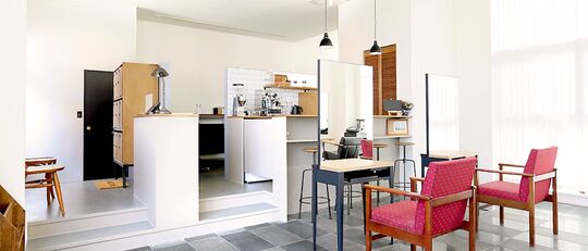 【中山寺】≪社会保険完備≫≪月8日休み≫福利厚生が整っており、しっかりと技術を学べます！コーヒーショップを併設しており、カフェのようなオシャレなサロンです♪BRICK LANE by Ameria（ブリックレーンバイアメリア）からアシスタント（美容師）の求人☆★