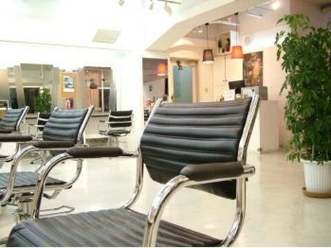 【三国ヶ丘】≪パートスタイリスト、パートアシスタント募集≫≪平均17時退勤≫日祝休みOKで、家族とのプライベートな時間を大切にしながらお仕事ができる！カットしなくてもOK！駅前すぐに地域の美容室！「HAIR MAKE UE2三国ヶ丘駅前店（ヘアメイクウエニミクニガオカテン）」からスタイリスト（美容師）の求人☆★☆