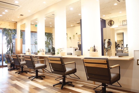 【三軒茶屋】≪完全週休2日制≫≪最短2年以内でデビュー可能≫海外サロンで勤務経験のあるスタッフ在籍！研修体制が整っており、最短1年でのデビュー実績があります！アットホームでスタッフ同士仲良く、充実した美容師生活が送れる「nina 三軒茶屋（ニーナサンゲンヂャヤ）」からアシスタント（美容師）の求人★☆