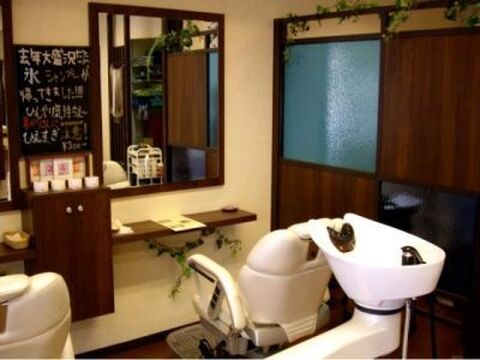 【松屋町】月7〜8日休みでプライベートも充実★アカデミーサロンとも提携してるので刺激を受けながらスキルアップ★通信生へのサポート体制もばっちり！ロンドン・NYへの留学もあり♪アットホームな地域密着型サロン“Dolphin（ドルフィン）”からアシスタント（美容師）の求人★☆