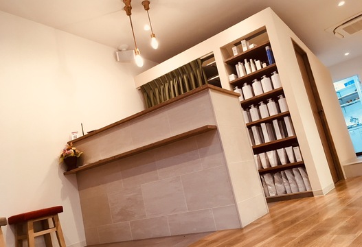 【古川橋】≪最低保証給25万円or指名売上40％還元のどちらか高い方を適用≫≪月8日休み≫≪社会保険完備≫≪入客チャンスあり≫デザインカラーが得意なサロン！プライベートとの両立も大切にしています！カフェのように居心地の良い空気が流れる自然体サロン「hair atelier ort.a（ヘアアトリエオルト）」からからスタイリスト（美容師）の求人☆★☆