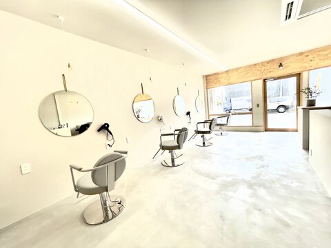 【日進駅】◆社会保険完備・完全週休2日制・18時で営業終了◆和やかで優しいサロン雰囲気！お客様単価も良く、ゆったりサービスの提供ができます！ママさんも歓迎の「aureole（オレオール）」からスタイリスト（美容師）の求人☆★☆