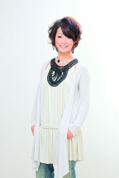 【阪急伊丹】≪未経験・通信生OK≫≪シャンプー＆ブロー出来れば19万円〜≫≪住宅手当あり≫≪パート・アルバイト時給1200円!!≫働きやすい環境が揃った地域密着型サロン!!着付けやメイクなどの幅広い技術を学んで行けます!!長く通われるお客様の多いアットホームサロン“ATELIER MOVE（アトリエムーブ）”からアシスタントの求人☆★☆