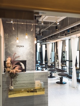 【東梅田】≪デビュー初月で月給70万円以上の給与実績あり！≫≪早番は19時台に退勤可能≫≪朝レッスンメイン≫≪昼食代支給≫スタッフ仲が良く風通しの良い環境で和気あいあいと働けます。縮毛矯正、デザインカラー、エクステとオールマイティーに技術が身に付きます「SIGMA（シグマ）」からアシスタント（美容師）の求人★☆