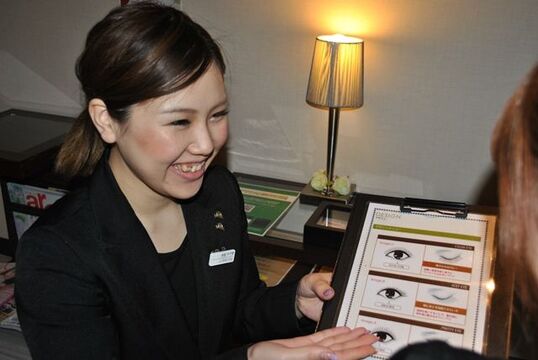【梅田】大阪に店舗展開するアイラッシュサロン“エメローズ”社会保険完備★実動8時間★未経験も歓迎♪技術・カウンセリング・接客など充実の研修プログラムを用意しています！チームワーク力が自慢のサロンからアイデザイナーの求人です☆☆