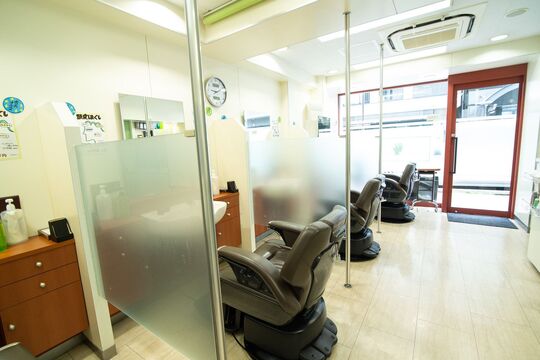 【銀座一丁目】≪半年後には月給25万円以上≫≪月9日休み≫≪有給休暇あり≫≪社会保険完備≫「社員第一主義」！働きやすくて、やりがいを感じられる職場です。働き盛りの男性に愛される理容室です「銀座マツナガ  銀座一丁目店（ギンザマツナガギンザイッチョウメテン）」から理容師（理容室）の求人★☆