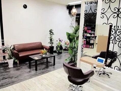 【春日原駅】≪高月給スタート・社会保険完備・高単価・選べる雇用形態≫マンツーマン接客のためお客様一人ひとりとしっかり向き合えます！時短社員やパート・アルバイトなどライフスタイルに合わせた働き方が選べるヘアサロン「半個室型髪質改善 alpha hair salon 春日原店（ハンコシツガタカミシツカイゼンアルフ ヘアサロンカスガバルテン）」からスタイリスト（美容師）の求人☆★