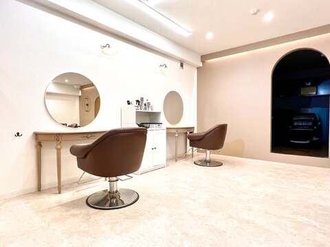 【江坂】≪月8,9日休み≫≪月給30万円保障≫≪有給休暇あり≫≪社会保険完備≫入客チャンスも多く！条件◎！抜群の高待遇が整ったお店！「un le pont（アンルポン）」からスタイリスト（美容師）の求人☆★