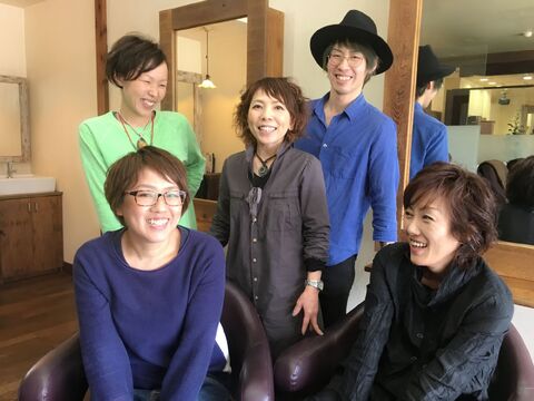 【高宮】≪社会保険完備・営業時間18:00迄・着付け・ヘアセットが学べる≫大人女性に愛されているアットホームサロン「育てよう、人の和」をテーマにあたたかいサロン作りに取り組んでいる「Chic Hair（シークヘアー）」からアシスタント（美容師）の求人☆★