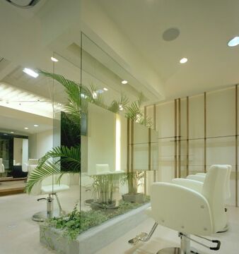 【赤間】≪毎週日曜が定休・営業時間は18:00～18:30まで・休日数の選択OK・社会保険完備・交通費orガソリン代は全額支給≫毎日の仕事を楽しんでもらいたい！そのために充実した福利厚生を整えています！地域のお客様に長く愛されるトータルビューティーサロン「hair&make Bis! くりえいと店（ヘアーアンドメイクビスクリエイトテン）」からスタイリスト（美容師）の求人★☆