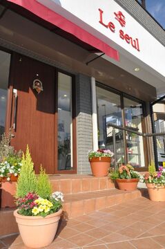 【和泉中央】日曜休みあり！アナタの頑張りを評価してしっかりお給料でも還元！パリでも学んだ実力派オーナーさんの技術も学べますよ！「Le seul（ルスール）」から、スタイリスト（美容師）の求人☆☆