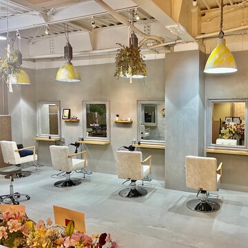 【大和八木】≪社会保険完備≫≪月給30万円≫新規やフリーのお客様もいらっしゃるので入客チャンスもバッチリです！カラーを得意とする郊外型トレンド発信サロン「BLUE.（ブルー）」からスタイリスト（美容師）の求人☆★☆