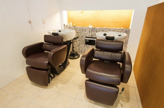 【JR高槻】◇◆完全週休2日制◆営業時間内レッスン可能◆◇ゆったりと働いていくならココ！あなたに合わせてレッスンも見ていくので、無理なくマイペースに働いていけますよ♪お客様に癒しの空間を提供し、高いリピート率を誇るサロン★arT hair(アルト ヘアー)からアシスタント(美容師)の求人★☆