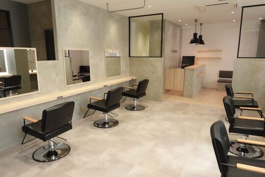 【古市】≪完全週休2日制≫≪社会保険完備≫≪住宅手当あり≫地域郊外型の大人気ヘアサロン！教育体制はもちろん、美容師として長く活躍出来る環境です！スタッフを大切にし、将来を一緒に考えてくれる会社「CHARME de granci.（シャルムドゥグランシー）」からアシスタント（美容師）の求人☆★