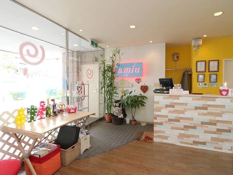 【学園都市】≪19時半に退勤可能≫≪ヘッドスパ＆カラーが人気≫≪GW休みあり≫大人の女性に人気のトータルビューティーサロン！それぞれの年代のお客様のお悩みに丁寧にお答えし、笑顔の絶えない明るいサロンです♪amiu（アミュウ）からアシスタント（美容師）の求人☆★