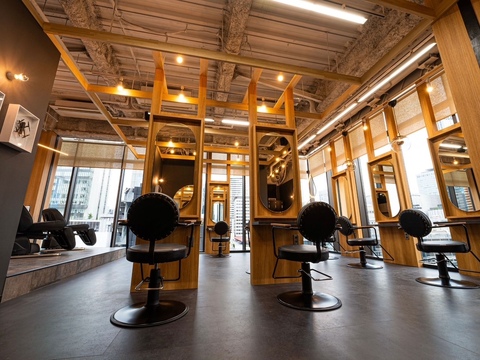 【梅田】正社員と委託の働き方をライフプランに合わせて選べる！≪メンズ特化サロン≫≪指名50％／フリー40％還元≫≪最低保障制度あり≫≪正社員希望の方は社会保険完備≫流行りの韓国スタイルやツイストスパイラル、フェードが得意なサロン！得意な技術でブランディングでき、入客サポートも充実！「MEN'S SOURCE 茶屋町（メンズソースチャヤマチ）」からスタイリスト（美容師）の求人★☆