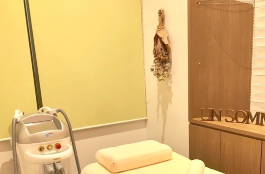 【上津荒木】≪月給18万円スタート・社会保険完備≫集客好調の為ビラ配りもなし。人気のまつエクメニューに加え脱毛メニューもあり。技術の幅を増やし、歩合も狙いやすいんです！！人気のトータルビューティーサロン「HAIR MAKE UN SOMMET（ヘアーメイクアンソメット）」からアイリスト（アイデザイナー・まつげエクステ）の求人☆★