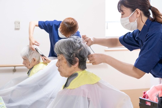 【阿倍野】美容師としての経験を活かせる訪問美容のお仕事！年齢不問！時短勤務などの相談もOKです！訪問美容が未経験の方でも一から研修を行います！「大阪の施設やご自宅に向かう訪問美容のお仕事」からスタイリスト（美容師）の求人★☆