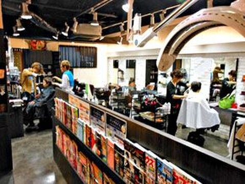 【茨木市】基本給28万円以上★スタイリストオンリーサロンの為、平均退社時間は19時！！プライベートも仕事も充実させて、日々の生活を楽しみましょう♪どのスタッフが担当しても、同じ質の高い技術をお客様に提供するサロンLUNA 茨木店 (ルーナイバラキテン)からスタイリスト(美容師)の求人☆★☆