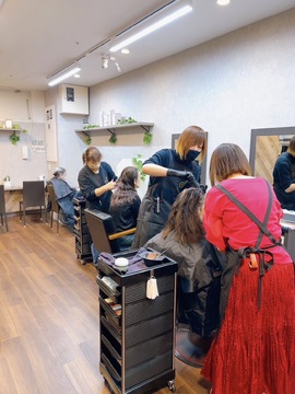 【戸塚駅】≪社会保険完備≫≪20時までに退勤可能≫≪希望休月3日取得可能≫≪産休育休あり≫風通しの良い環境でノビノビ働くことができます！「 オーガニックグロスヘアカラー専門店 bherb ラピス戸塚駅前東口店（オーガニックグロスヘアカラーセンモンテンビーハーブラピストツカエキマエヒガシグチテン）」からカラーリスト（美容師）の求人☆★