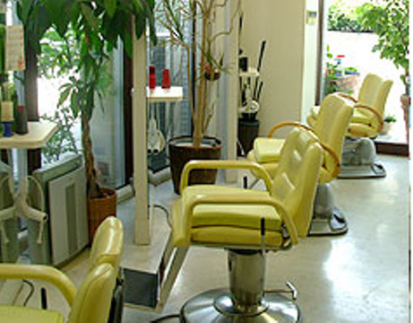 【摂津本山】≪社会保険完備≫≪平均18:50退勤≫≪月8,9日休み≫土日はレッスンなし！仕事とプライベートとメリハリをつけて働くことが出来る環境です！アットホームな地域密着型サロン「COSMOS（コスモス）」からアシスタント（美容師）の求人☆★