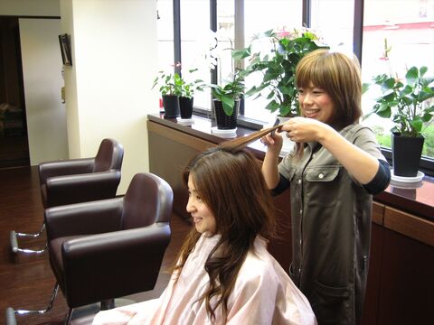 【京都市役所前】≪社会保険完備！有給休暇あり！平均退社17時台≫ブライダルや着付けなど、幅広いジャンルで活躍できるサロン！プライベートも大切にしながら働いていける「市田美容室（イチダビヨウシツ）」からアシスタント（美容室）の求人☆★☆