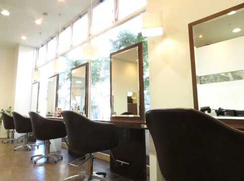 【チャチャタウン小倉】≪早期デビュー可能・高月給スタート・営業中のレッスンOK・月休8日・東京有名サロン講師より直接指導≫毎日の仕事を楽しんでもらいたい！そのために充実した教育カリキュラム・福利厚生を整えています！地域のお客さまに長く愛されるヘアサロン「CHICCA（キッカ）」からアシスタント（美容師）の求人★☆