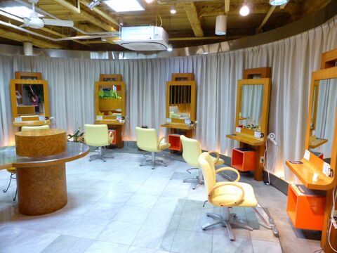 【兵庫駅】≪月給18万円スタート≫≪月8日休み≫≪19時半には退勤可能≫ファミリーで利用される方が多い地域密着型サロン♪ノルマ、強制など一切なくアットホームな雰囲気の働きやすいお店です♪“material（マテリアル）”からアシスタント（美容師）の求人★☆