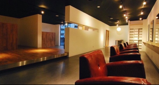 【近江八幡駅】≪自由出勤制≫≪マンツーマン施術か掛け持ちスタイルが選べるサロン≫≪パートの方は社会保険加入可能≫≪土日休みOK≫≪総売上50％還元≫ブランクがあってカットに自信がない方へ、全国で講師をしているオーナーからカットトレーニングもしてもらえるので、安心して働けます「harakara（ハラカラ）」からスタイリスト（美容師）の求人☆☆