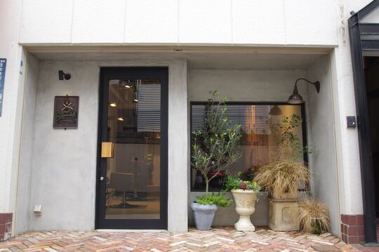 【JR住吉】≪月7日休み≫≪平均退社20時≫自由な雰囲気でのびのびと働けます！朝レッスンなので夜も遅くならない地域密着型マンツーマンサロン「Queens hill（クイーンズヒル）」からスタイリスト（美容師）の求人☆★☆