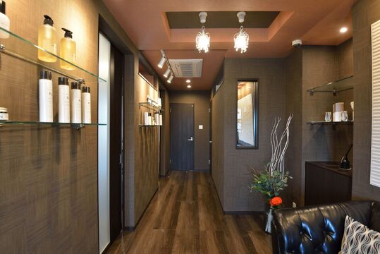 【外環八尾】≪月給23万円〜≫≪月8日休み≫≪土日休みOK≫≪完全マンツーマン施術≫完全個室のプライベートサロン！女性が働きやすい環境が整っています！プライベートも充実させながら楽しく仕事ができますよ◎不要なミーティングや研修は一切なし！「private salon cocochi（プライベートサロンココチ）」からスタイリスト（美容師)の求人☆☆