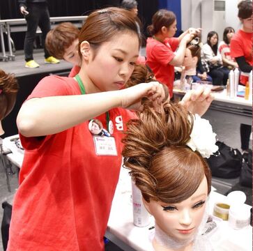 【なんば】大阪の有名美容専門学校から教員の募集！美容師の経験を活かし、美容師の楽しさや素敵さを生徒に伝えていくお仕事！！夢に溢れる生徒さんをサポートしていくと同時に自分自身も成長できる環境です！！！グラムール美容専門学校から教員の求人☆★