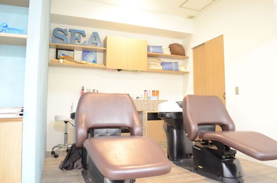 【江坂】≪未経験・通信生・新卒生歓迎！≫≪平均19時退勤≫≪営業中レッスンOK≫オーナーから直接指導あり！個々にカリキュラム調整を行うため負担なくレッスンできる環境です！「biarritz（ビアリッツ）」からアシスタント（美容師）の求人★☆