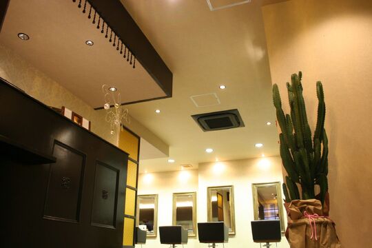 【三国ヶ丘】≪早ければ18:30退勤≫≪レッスン強制なし≫≪社会保険あり≫スタッフはファミリー！長所を伸ばす育成で楽しく美容師ができるサロン♪撮影などにも力を入れています！「Ciel（シエル）」から、アシスタント（美容師）の求人☆★