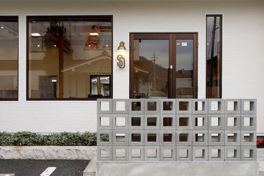 【西舞鶴】≪寮完備≫≪社会保険完備≫≪完全週休2日制≫≪19時台に退勤可能≫≪育児休暇あり≫働きやすい環境と福利厚生が整ってます！！寮完備なので移住希望の方や一人暮らしをお考えの方にはとってもオススメ！美容師として幅広く活躍できる「SCISSOR DANCE（シザーダンス）」からアシスタント（美容師）の求人★☆