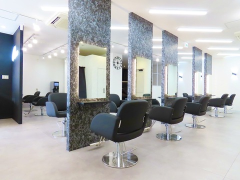 【青木島】◆完全週休2日制・実働8時間、拘束9時間のシフト制・1年半でのデビュー可能・社会保険完備◆営業時間内レッスンメインで着実に成長可能！入客チャンスが多く、たくさんの経験を積むことができます。若いお客様から人気の「REM 長野青木島店（レムナガノアオキジマテン）」からアシスタント（美容師）の求人☆★