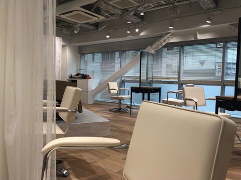 【渋谷】◆完全週休2日制・有給休暇あり・社会保険完備◆CM撮影・雑誌撮影やイベントでのヘアメイクもこなすトレンドサロン！美容業界の最先端で働けますよ！「freera 渋谷店（フリーラシブヤテン）」からアシスタント（美容師）の求人☆★