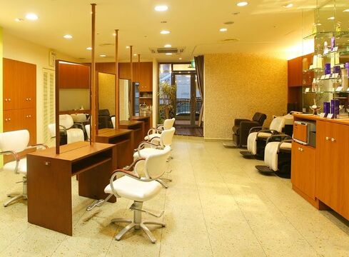 【上本町】≪完全週休2日≫≪土日の相談OK≫≪社会保険完備≫≪残業なし≫≪基本的に営業中レッスン≫スタッフの仲の良さが魅力のアットホームサロン！髪を内側から綺麗にするをテーマに美意識の高いお客様から支持されています！エステサロンを店舗展開するH2Oの姉妹ヘアブランド「Acura.上本町店（アクラウエホンマチテン）」からアシスタント（美容師）の求人☆☆