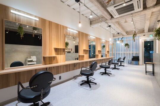 【上北沢】≪定着率91％≫≪社会保険完備の日祝定休≫≪企業型iDeCoへ加入できる！≫有給休暇有りの休暇制度でプライベートも充実！女性が永く美容師を続けていけるサロン「elm by emt（エルムバイエント）」からスタイリスト（美容師）の求人☆☆