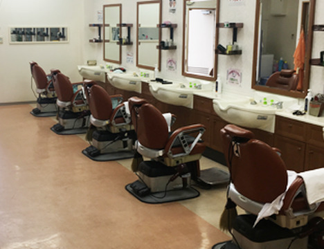 【大和小泉駅】≪集客バッチリ≫≪社会保険完備≫≪20時迄に退勤OK≫≪未経験OK≫子どもから年配の方まで幅広い年代のお客様が来店するサロンです！「髪工房 小泉店（カミコウボウコイズミテン）」から見習い・中習・技術者（理容師）の求人