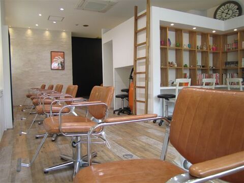 【新田辺】≪社会保険完備≫≪夏季休暇5日≫≪月8,9日休み≫≪有給休暇あり！≫≪平均退社19時台≫入客チャンスあります！プライベートも充実できるとても良い環境のサロンです！「CLASSICO hair（クラシコヘアー）」からスタイリスト（美容師）の求人☆★☆