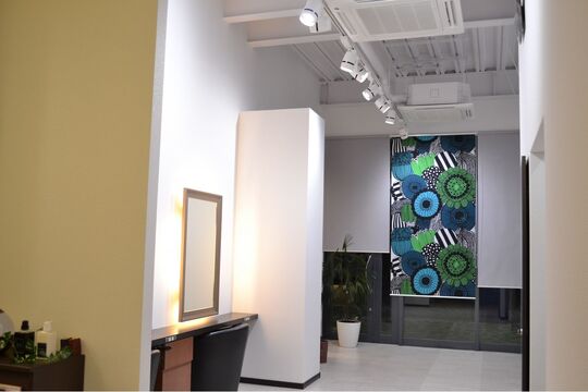 【フラワータウン】≪社会保険完備≫≪有給休暇あり≫日曜定休あり！高水準のお給料とで働きやすい待遇！平均退社時間が19:30なので自分の時間もしっかり持てて、長く働けるお店です「vitesse on bodies（ヴィテスオンボディーズ）」からアシスタント（美容師）の求人★☆