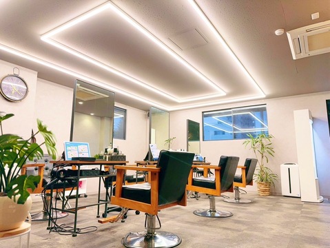 【岩塚】最新の薬剤や機材でトレンドを発信！某有名システムトリートメントを使用しており、単価UPも狙いやすい環境です！あなたの希望に合わせて勤務ができ、キャリアアップも叶うサロンです！「Lana hair salon IWATSUKA（ラナヘアーサロンイワツカ）」からスタイリスト（美容師）の求人★☆