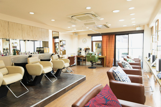 【三ノ宮】≪月給22万円／社会保険完備／有給休暇あり≫先輩スタッフが丁寧に教えてくれるので安心！プライベートも充実させながらスタイリストデビューを目指しましょう！オシャレサロン「HAIR BRAND Link トアロード店（ヘアブランドリンクトアロードテン）」からアシスタント（美容師）の求人☆★