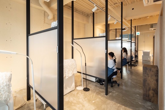 【池袋】◆完全週休2日・土日休みOK・実働8時間・髪色、ネイル自由・社会保険完備◆最新技術は随時導入！未経験者でも安心の研修制度が魅力です！余裕のあるセット面でゆったり働ける「FLASH 池袋東口店（フラッシュイケブクロヒガシグチテン）」からアイリスト（アイデザイナー・まつ毛エクステ）の求人☆☆