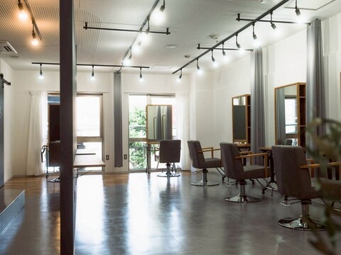 【新大宮】≪社会保険完備／完全週休2日制／土日休みOK／18時退勤≫高単価な髪質改善サロン。入社してすぐの方も活躍してもらえる集客があります。ブランクのある方やママさんも大歓迎！家庭を優先して働けるお店です。「init.奈良新大宮（イニットナラシンオオミヤ）」スタイリスト（美容師）の求人☆☆